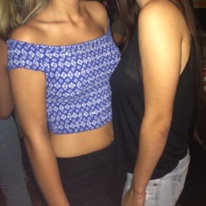 HOLLISTER Off the shoulder cropped top